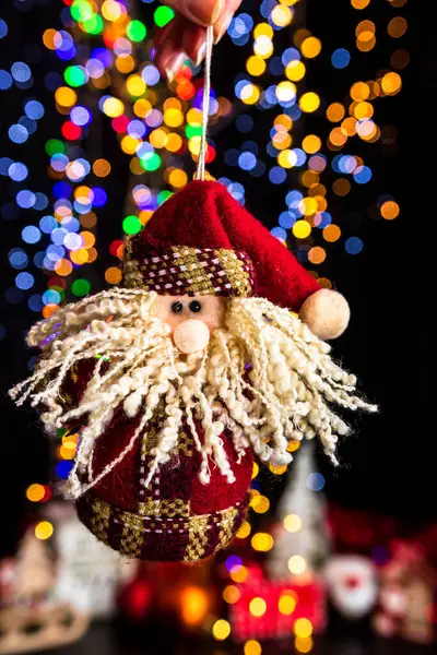 ボケの照明を背景にクリスマスの装飾を持つ人の垂直ショット — ストック写真