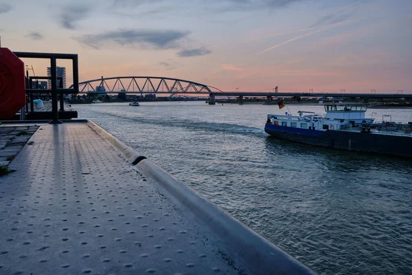 夕日を背景に海と橋の上に大きな船の景色 — ストック写真