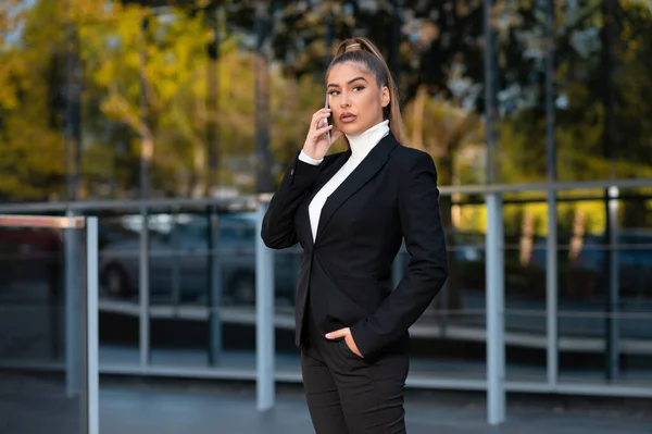 Een Blank Model Met Een Elegant Zakenpak Gesprek Een Mobiele — Stockfoto