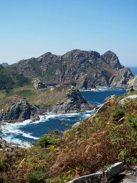 Kayalık Kayalıkların Bitkilerin Gemilerin Olduğu Güzel Bir Manzara Cies Adaları — Stok fotoğraf