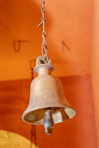 Nízký Úhel Záběru Zlatého Zvonku Izolovaného Oranžovém Pozadí — Stock fotografie