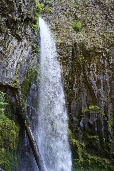 Tiro Vertical Uma Bela Cachoeira Falésias — Fotografia de Stock
