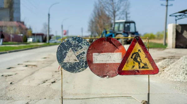 Eine Nahaufnahme Von Schildern Auf Einer Straßenreparatur — Stockfoto