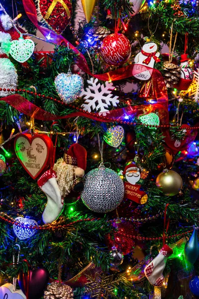Een Verticaal Shot Van Prachtige Decoraties Ornamenten Opknoping Een Kerstboom — Stockfoto