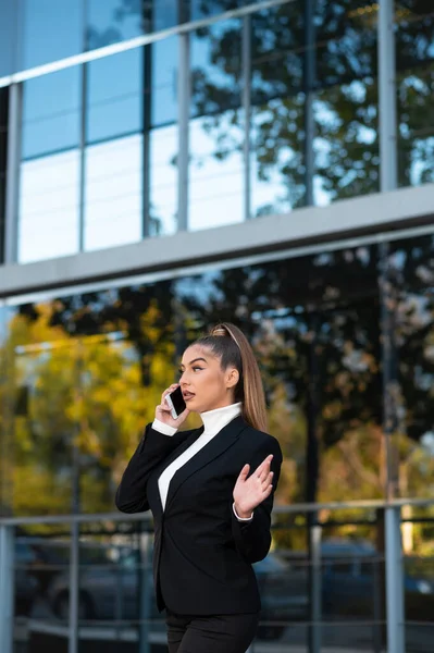 Een Blank Model Met Een Elegant Zakenpak Gesprek Een Mobiele — Stockfoto