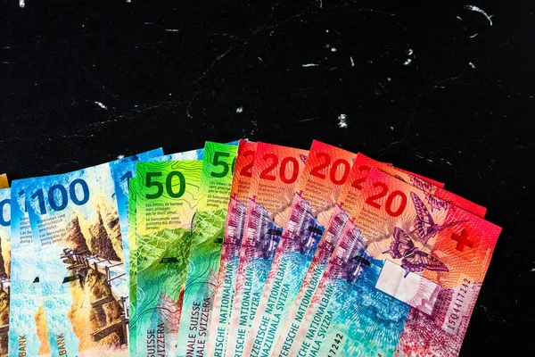 Een Stapel Zwitserse Frankbiljetten Geïsoleerd Een Donkere Achtergrond — Stockfoto