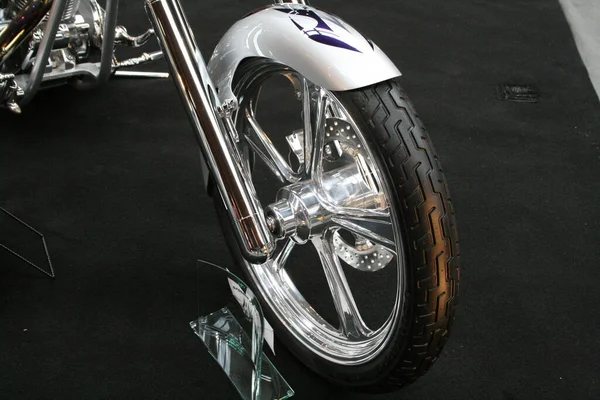 Tiro Ângulo Alto Pneu Uma Roda Uma Motocicleta Localizada Salão — Fotografia de Stock