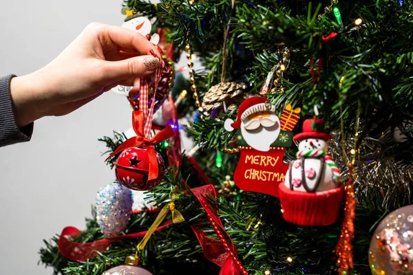 Uma Mulher Segurando Decoração Natal Pendurada Uma Árvore Natal Com — Fotografia de Stock