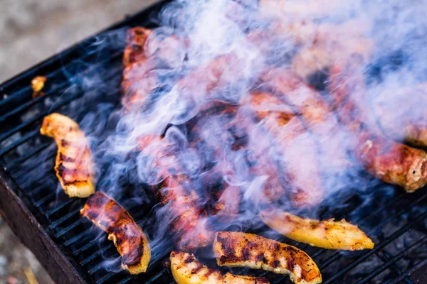 Een Close Shot Van Worstjes Karbonades Barbecue — Stockfoto