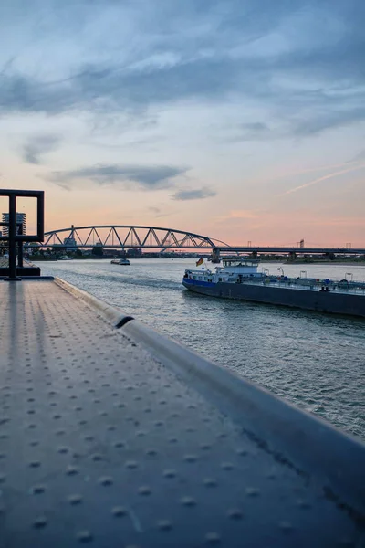 Egy Függőleges Felvétel Egy Nagy Hajóról Tengerben Hídról Háttérben Naplementekor — Stock Fotó