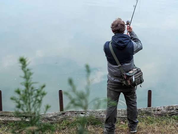 Ung Vit Man Som Fångar Fisk Med Ett Fiskespö Vid — Stockfoto