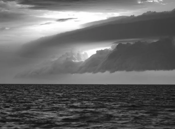 Egy Meghökkentő Felvétel Felhős Égboltról Tengerszint Felett Szürkeárnyalatban — Stock Fotó