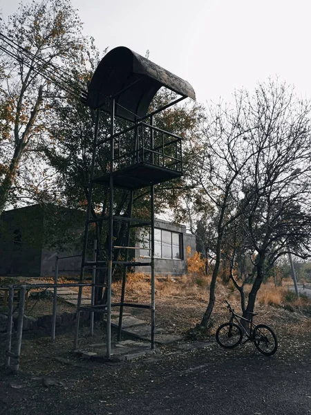 Plano Vertical Construcción Con Escaleras Bicicleta Aparcada Cerca Ella Parque — Foto de Stock