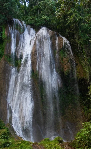 Uma Vista Vertical Uma Cachoeira Topes Collantes Cuba — Fotografia de Stock