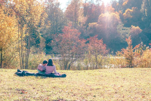 Die Rückansicht Eines Paares Das Auf Dem Rasen Park Sitzt — Stockfoto