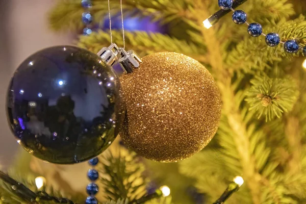 Primer Plano Bolas Navidad Azules Doradas Colgando Árbol —  Fotos de Stock