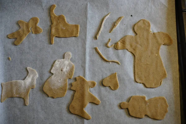 おいしいジンジャーブレッドクッキーを作るプロセスのトップビュー — ストック写真
