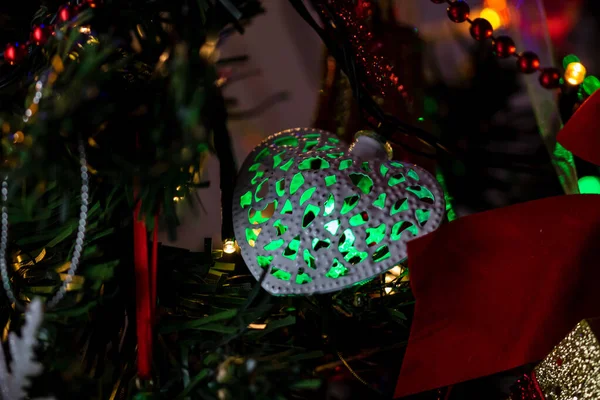 Primer Plano Árbol Navidad Con Hermosos Juguetes Luces Iluminadas —  Fotos de Stock