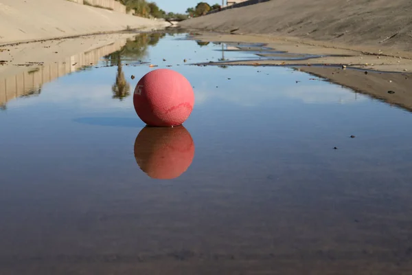 Birikintisindeki Kırmızı Topun Yakın Çekimi — Stok fotoğraf