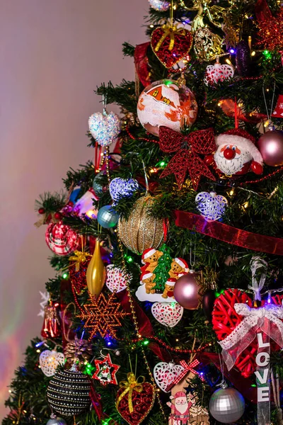 Vertikální Detailní Záběr Krásně Zdobeného Vánočního Stromečku Osvětlenými Světly — Stock fotografie