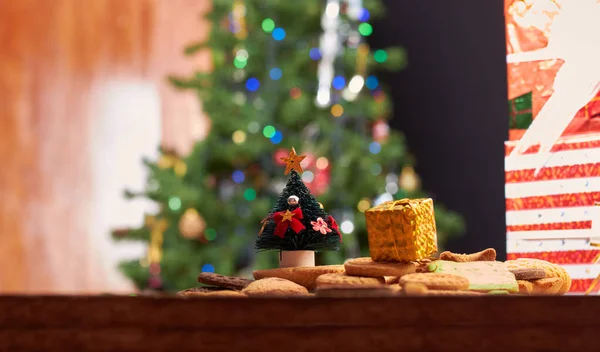 Eine Nahaufnahme Von Plätzchen Und Weihnachtsschmuck Mit Einem Leuchtenden Baum — Stockfoto