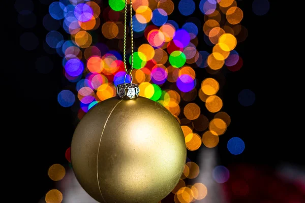 ボケの照明を背景にクリスマスボールの装飾を持つ人 — ストック写真