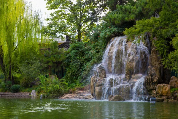 Вид Прекрасний Водоспад Саду Diaoyutai State Guesthouse Beijing China — стокове фото