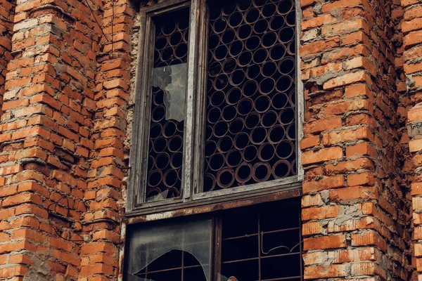 Uma Antiga Fachada Tijolo Construção Industrial Com Uma Cobertura Ferro — Fotografia de Stock