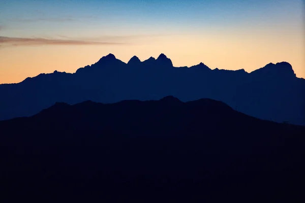 美丽多彩的落日笼罩着多山的大自然 — 图库照片