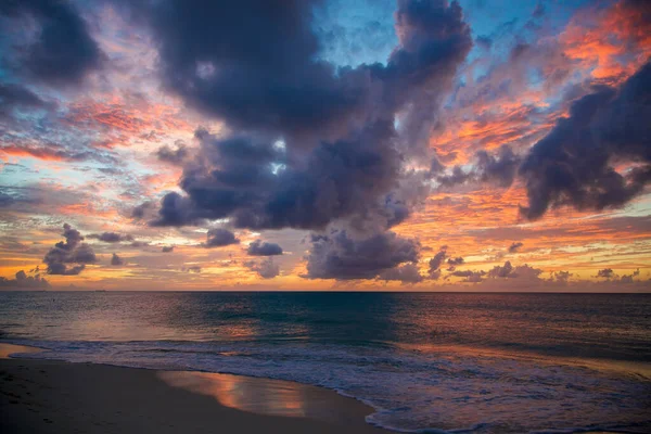 カリブ海のアルバで美しい夕日の間に海に囲まれたビーチの風景オランダ — ストック写真