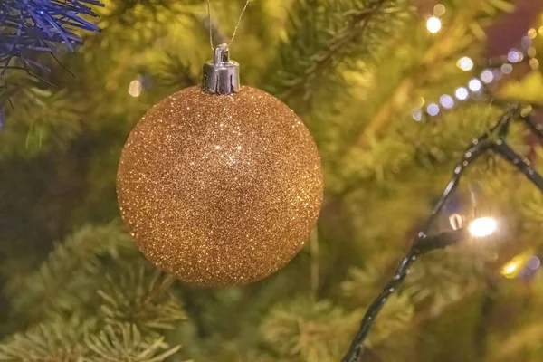 Ağaçta Asılı Duran Altın Bir Noel Topunun Yakın Çekimi — Stok fotoğraf
