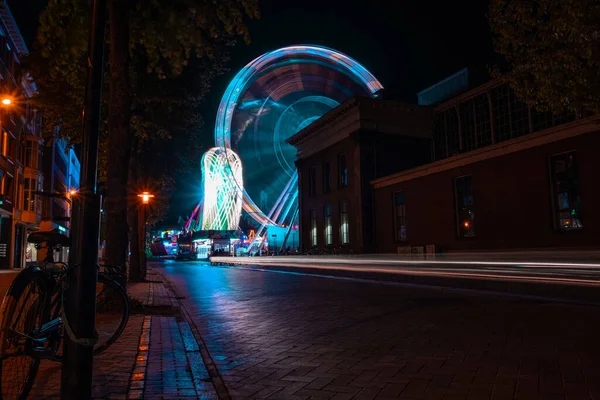 Dönme Dolabın Gece Mavi Renkli Güzel Bir Manzarası — Stok fotoğraf