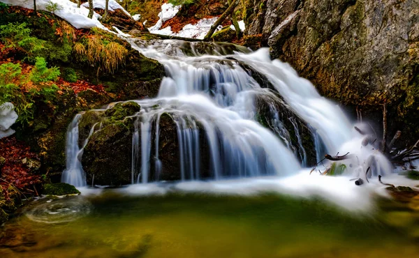 小さな滝と紅葉の美しい景色 — ストック写真