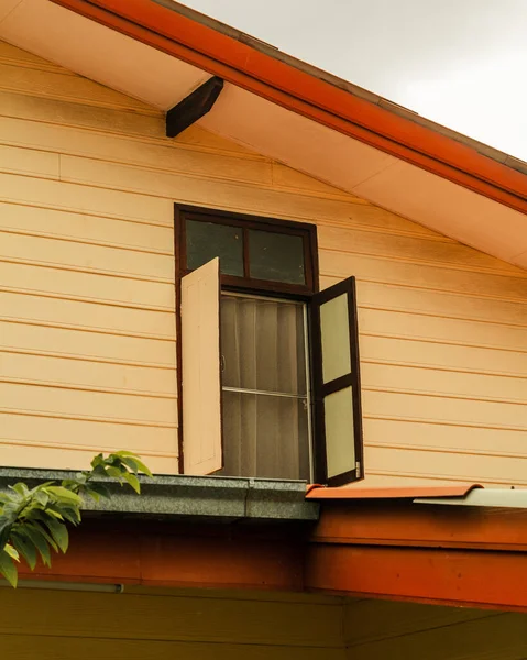 Plano Vertical Una Ventana Abierta Una Casa Blanca Madera — Foto de Stock