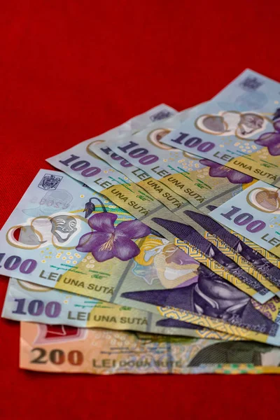 Detailní Záběr Rumunských Bankovek Lei Červeném Pozadí Inflační Ekonomický Koncept — Stock fotografie