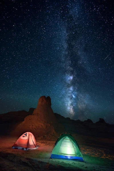 Eine Vertikale Aufnahme Von Zelten Unter Dem Sternenhimmel — Stockfoto