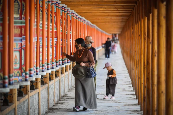 Xiahe China Sep 2019 Group Religious People Walking Labrang Temple — Stockfoto