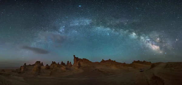 Una Vista Panorámica Las Rocas Bajo Cielo Estrellado Nocturno — Foto de Stock