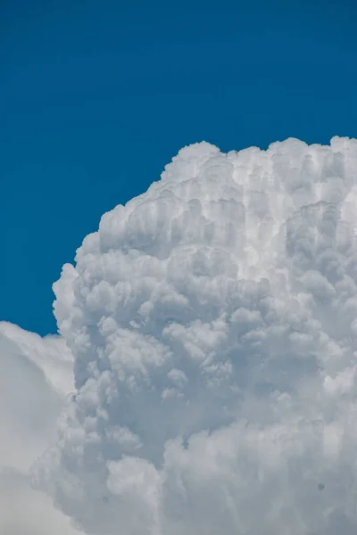 Sebuah Gambar Vertikal Dari Awan Indah Langit Biru — Stok Foto