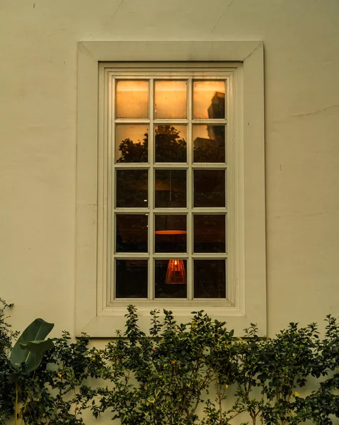 Günbatımının Yansımasıyla Beyaz Bir Pencerenin Dikey Görüntüsü — Stok fotoğraf