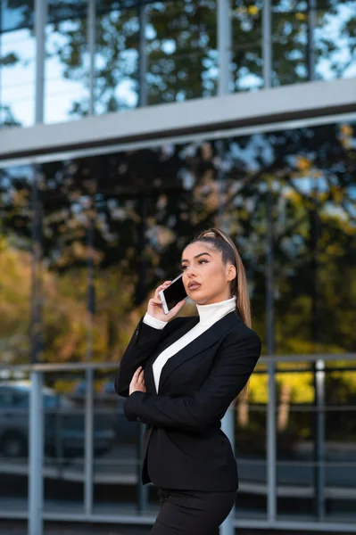 Een Blank Model Met Een Elegant Zakenpak Gesprek Een Mobiele — Stockfoto