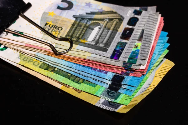 Primer Plano Los Billetes Euros Aislados Sobre Fondo Oscuro Inversión — Foto de Stock