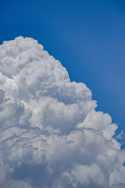 Sebuah Gambar Vertikal Dari Awan Indah Langit Biru — Stok Foto