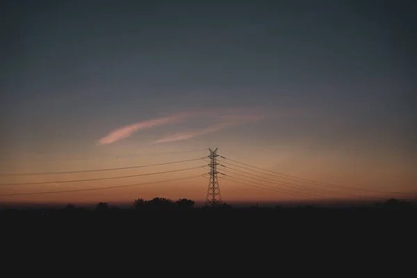 夕阳西下天空背景上的电塔风景 — 图库照片