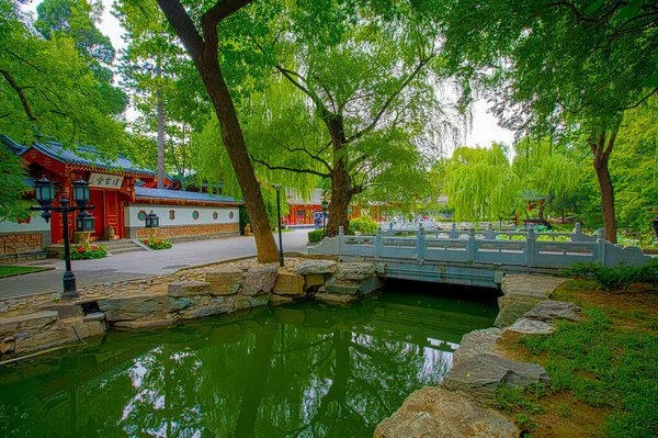 木に囲まれた橋の景色 中国北京市釣魚台国賓館 — ストック写真