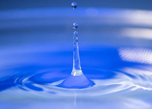 水滴のスプラッシュの選択的なフォーカスショット — ストック写真