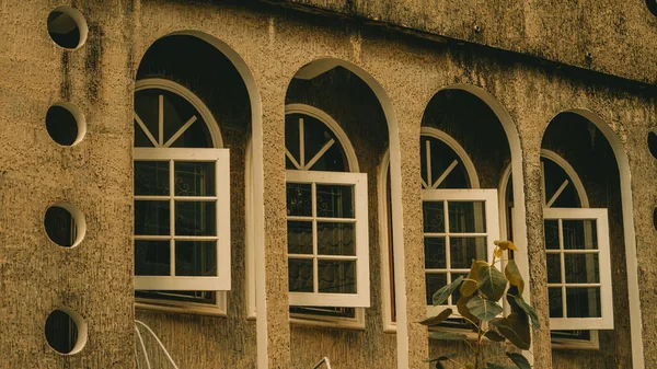 Старый Фасад Здания Арочными Открытыми Окнами — стоковое фото