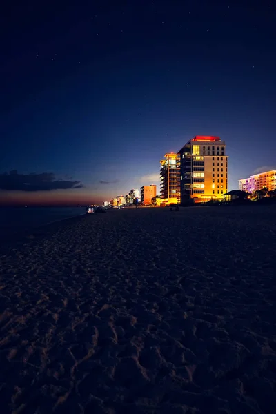 Pionowe Ujęcie Budynków Pobliżu Plaży Nocy — Zdjęcie stockowe