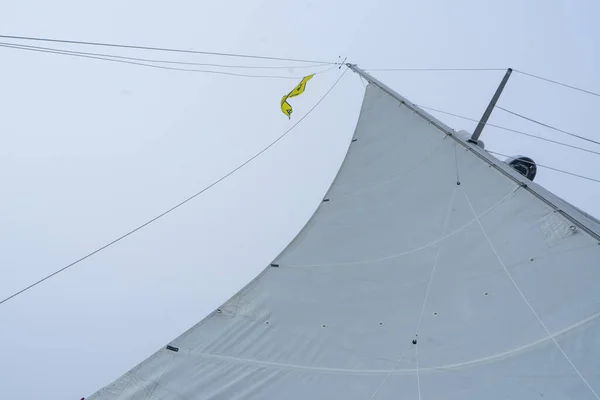 Närbild Vit Segel Segelbåt Blå Klar Himmel — Stockfoto