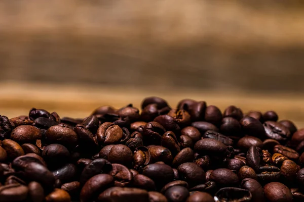 焼きたてのコーヒー豆のクローズアップ — ストック写真